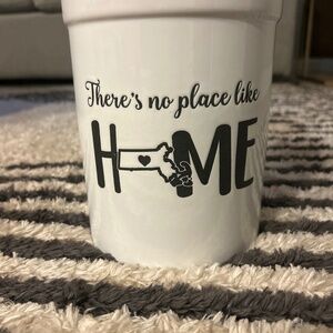 Massachusetts utensil holder